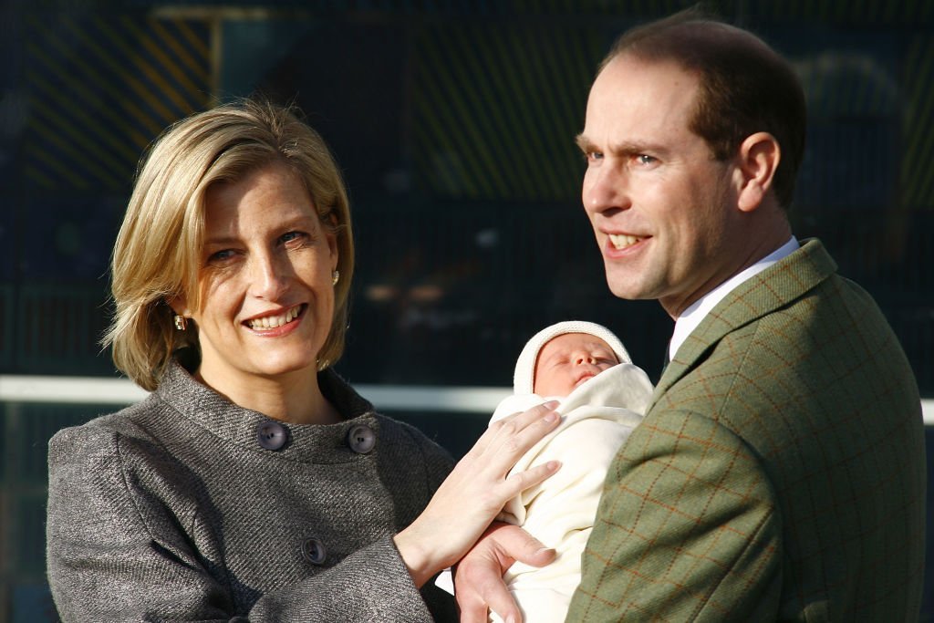 Sophie Rhys-Jones, le Prince Edward et leur fils James le 20 décembre 2007 à Frimley. l Source : Getty Images Sophie Rhys-Jones, le Prince Edward et leur fils James le 20 décembre 2007 à Frimley. l Source : Getty Images