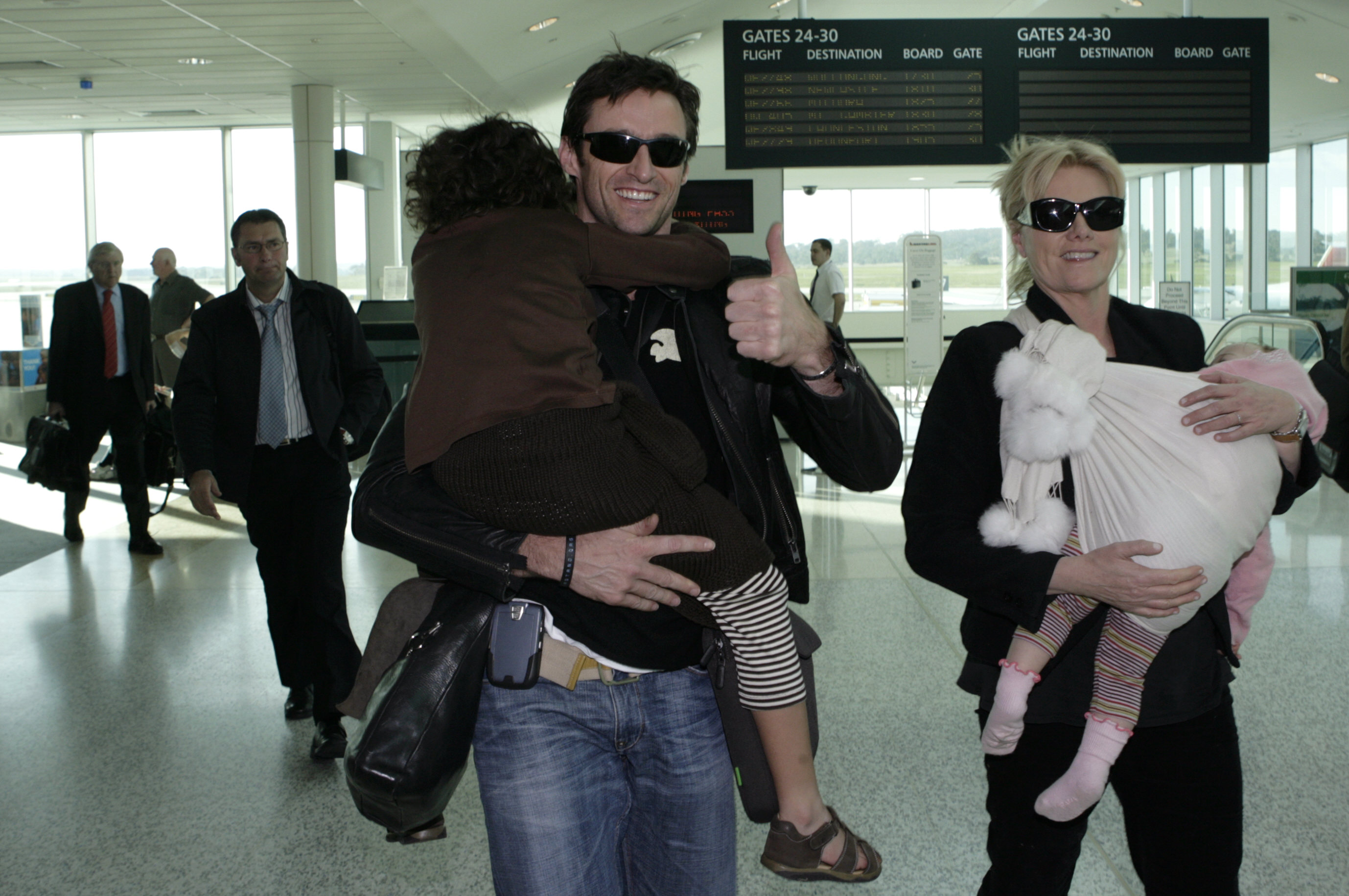 Hugh Jackman, Oscar, Deborra-Lee Furness, and Ava at Melbourne Airport on August 8, 2006 | Source: Getty Images
