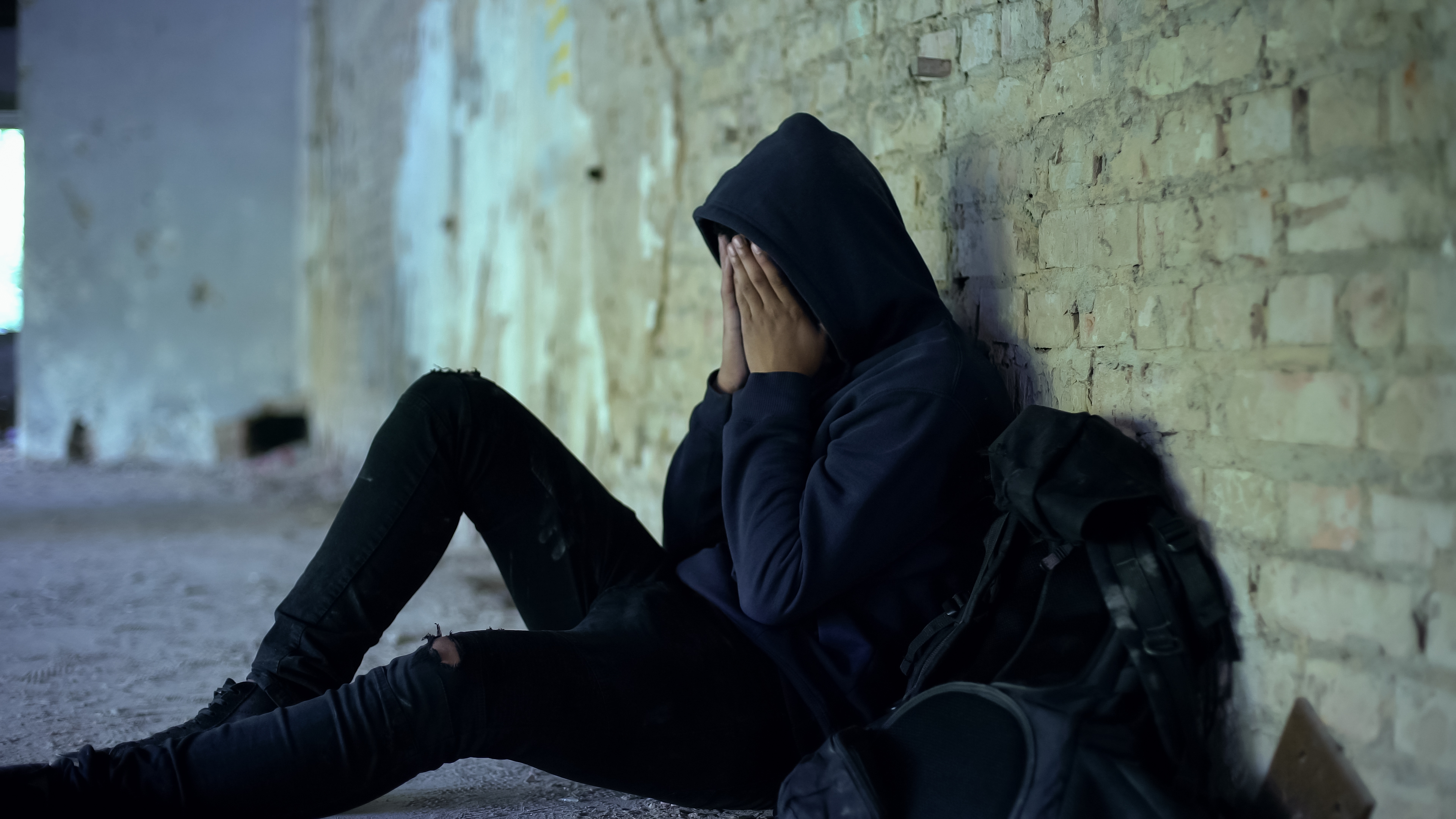 Un adolescente llorando en un lugar abandonado. | Foto: Shutterstock