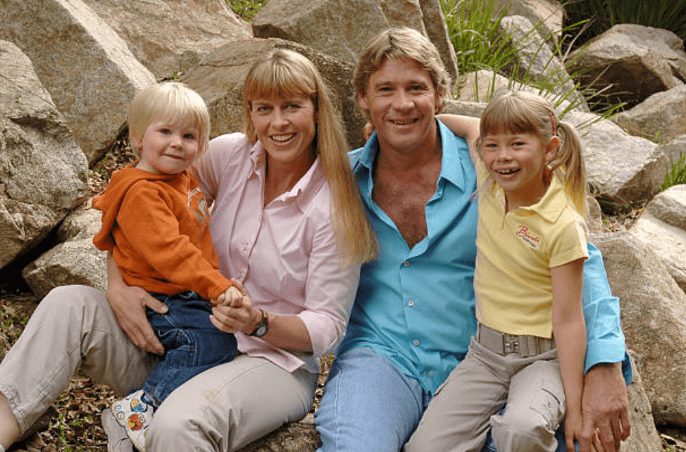 Steve Irwin poses with his family, Terri, Robert and Bindi at Australia Zoo on, June 19, 2006, Beerwah, Australia | Source: Getty Images