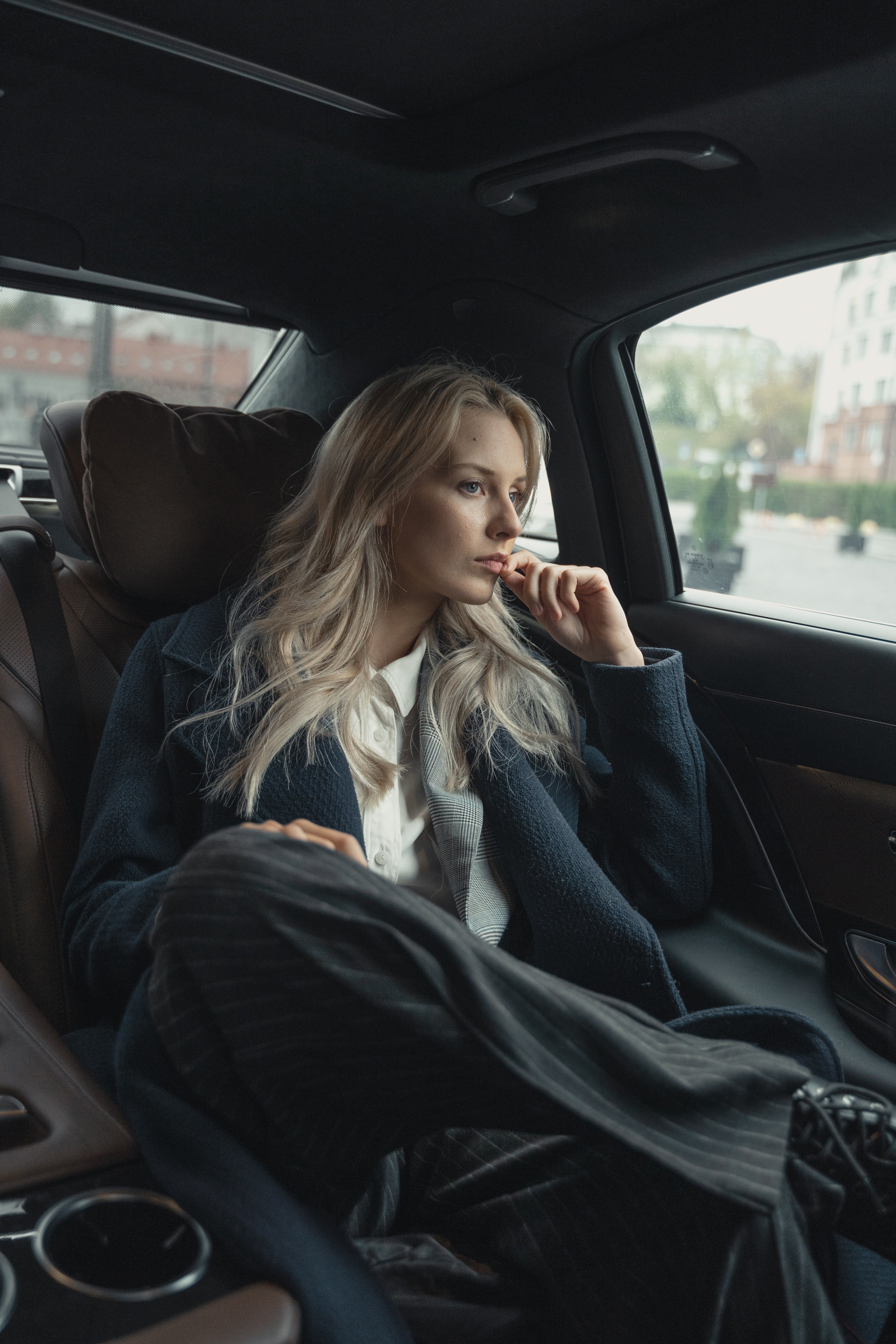 Mujer esperando dentro de un auto. | Foto: Pexels