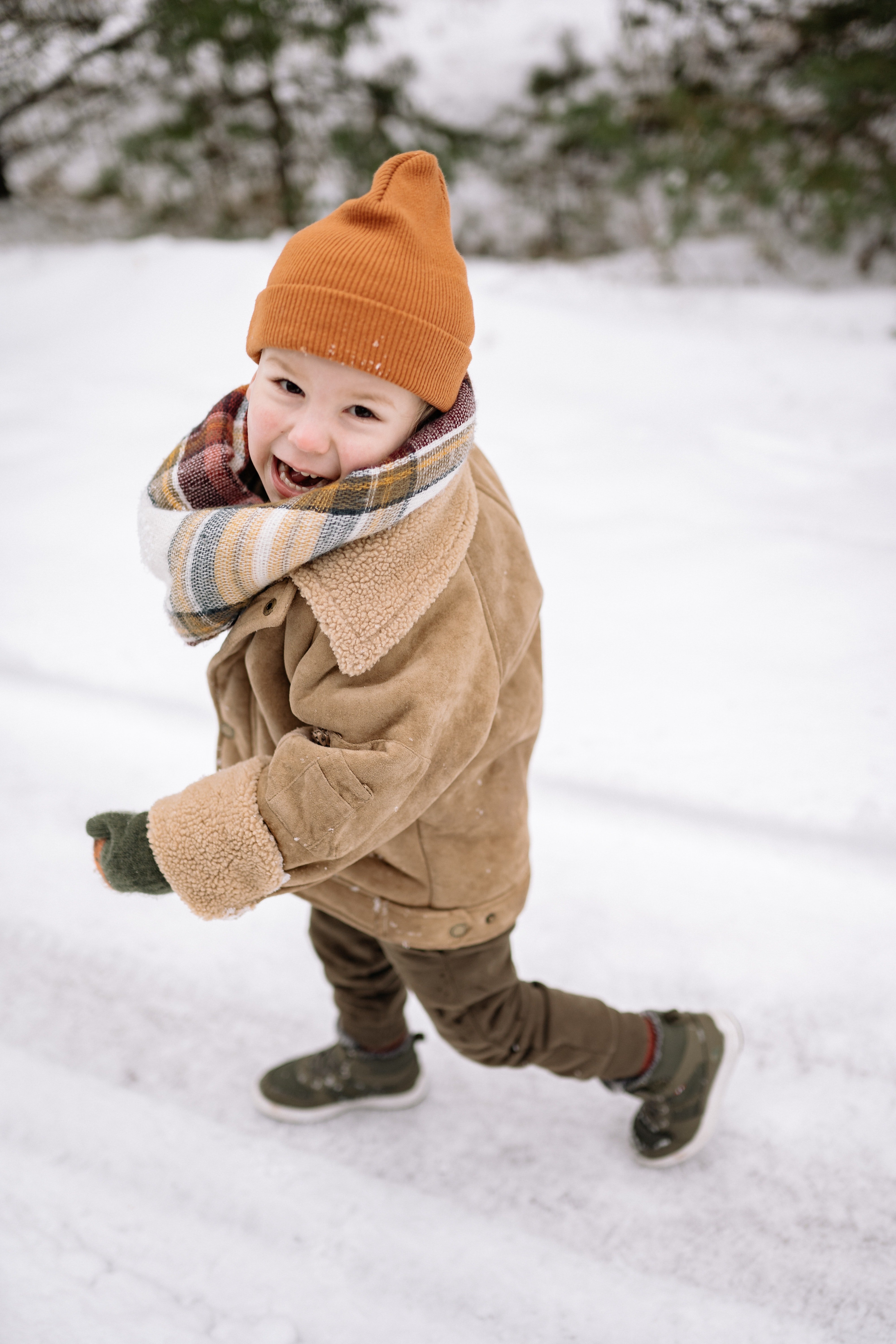 Niño caminando sobre el suelo lleno de nieve. | Foto: Pexels