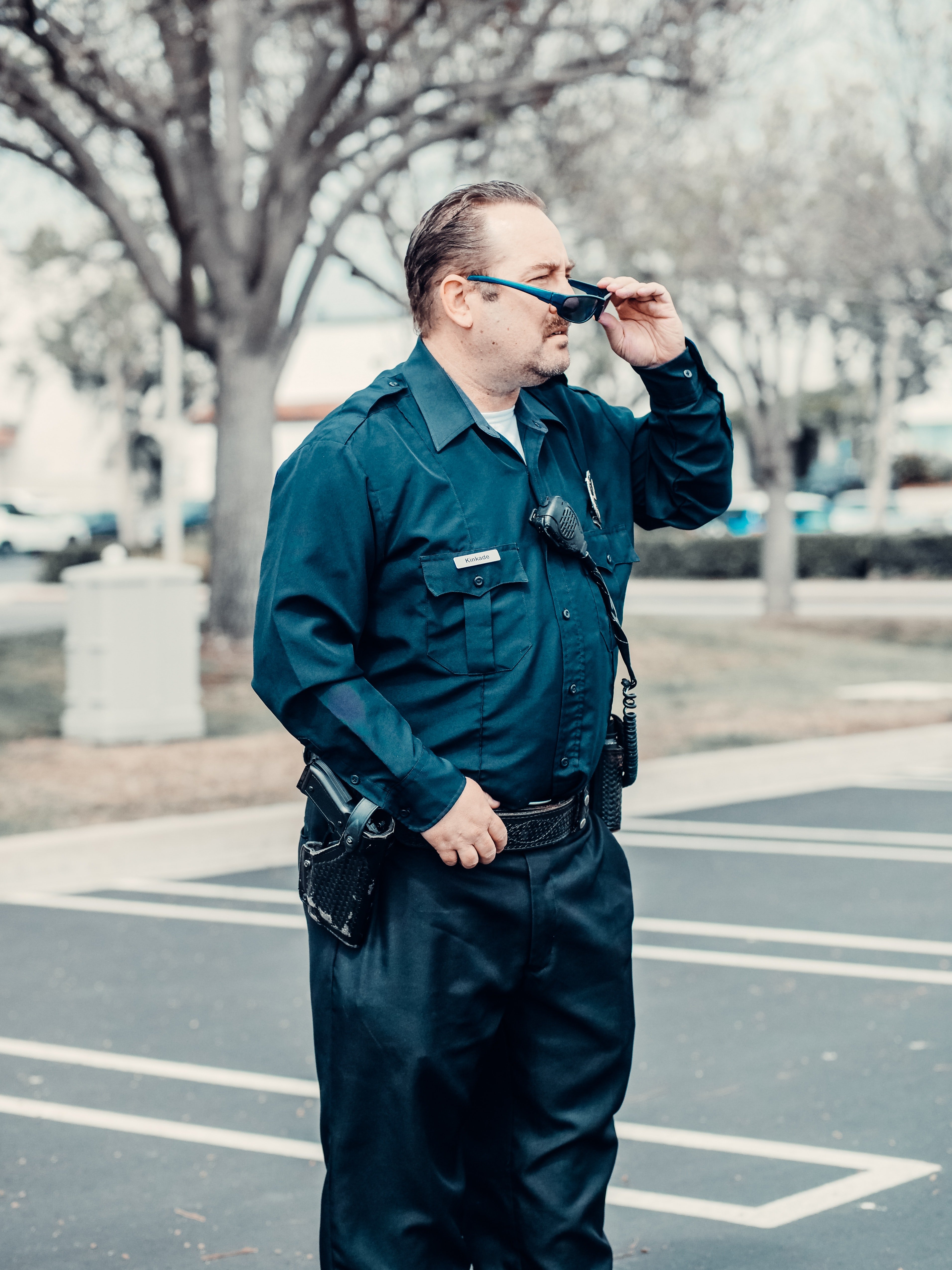 Un officier en uniforme bleu debout sur la route. | Photo : Pexels/Kindle Media