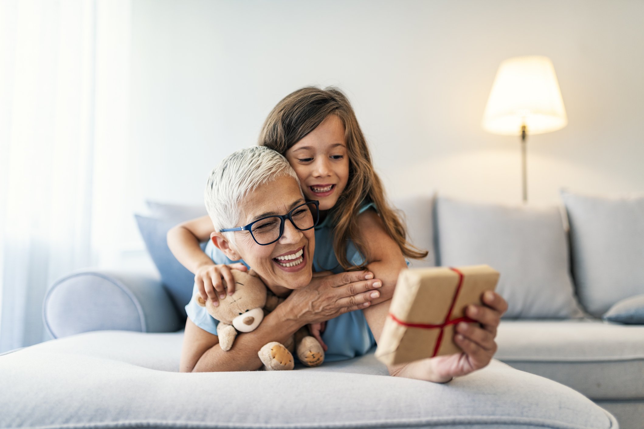 Une grand-mère reçoit un cadeau d'anniversaire de sa petite-fille. | Photo : Getty Images