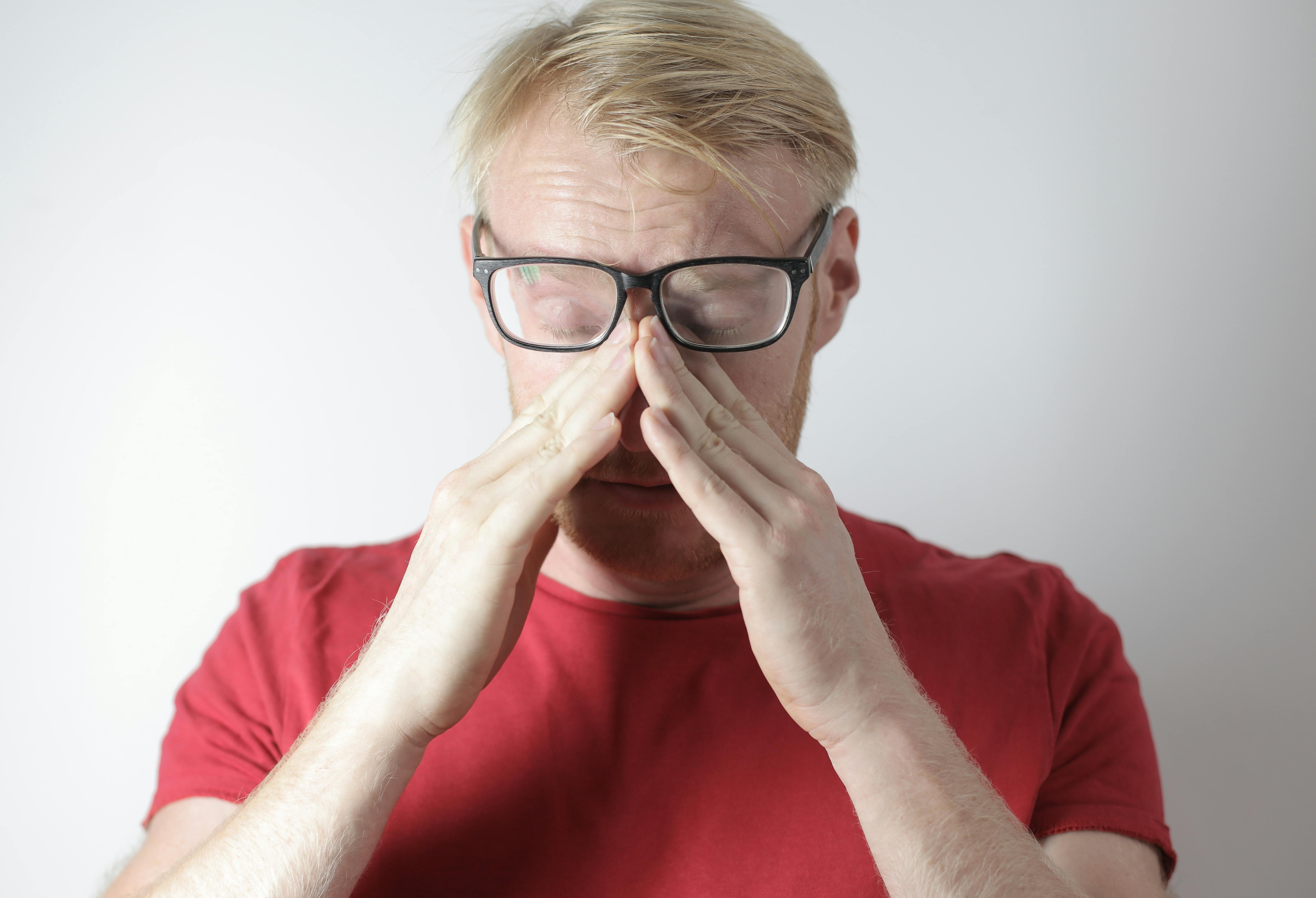 An extremely upset man bursting into tears | Source: Pexels