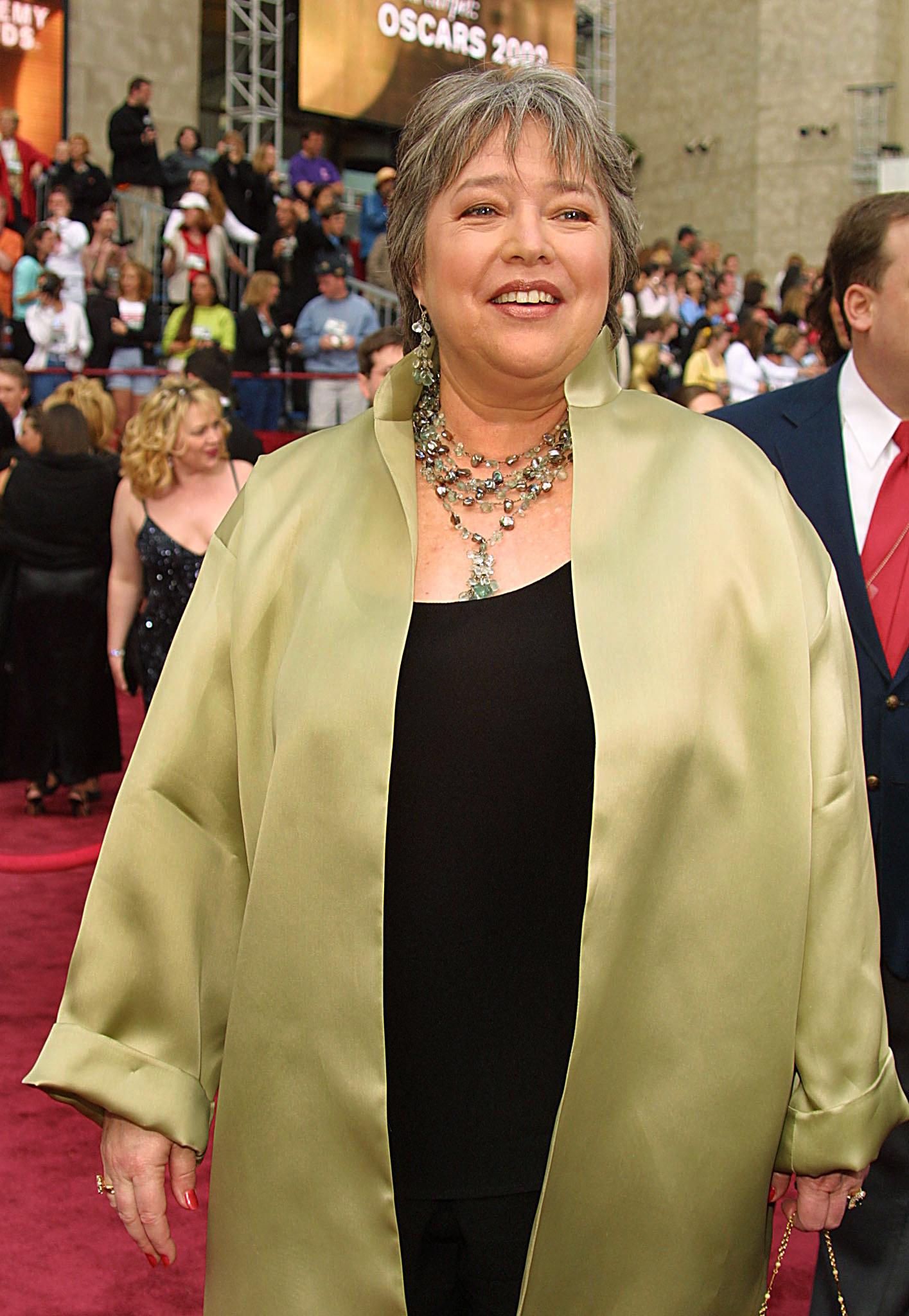 Kathy Bates arrives for the 74th Academy Awards at the Kodak Theater in Hollywood, California on March 24, 2002. | Source: Getty Images