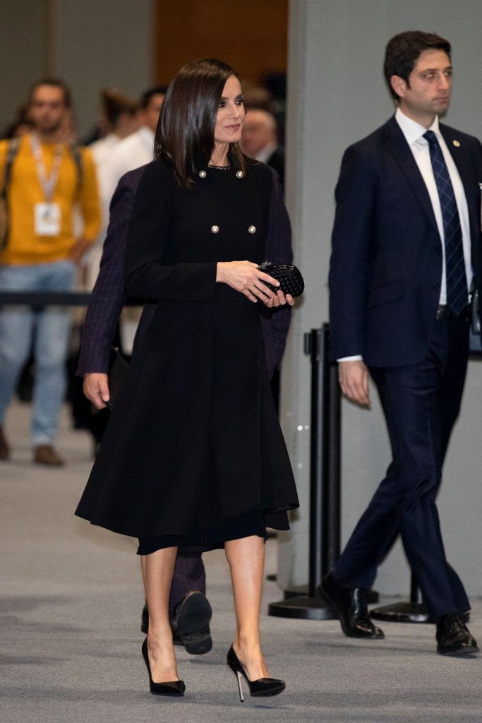 La reina Letizia luciendo un abrigo negro con perlas. | Foto: Getty Images