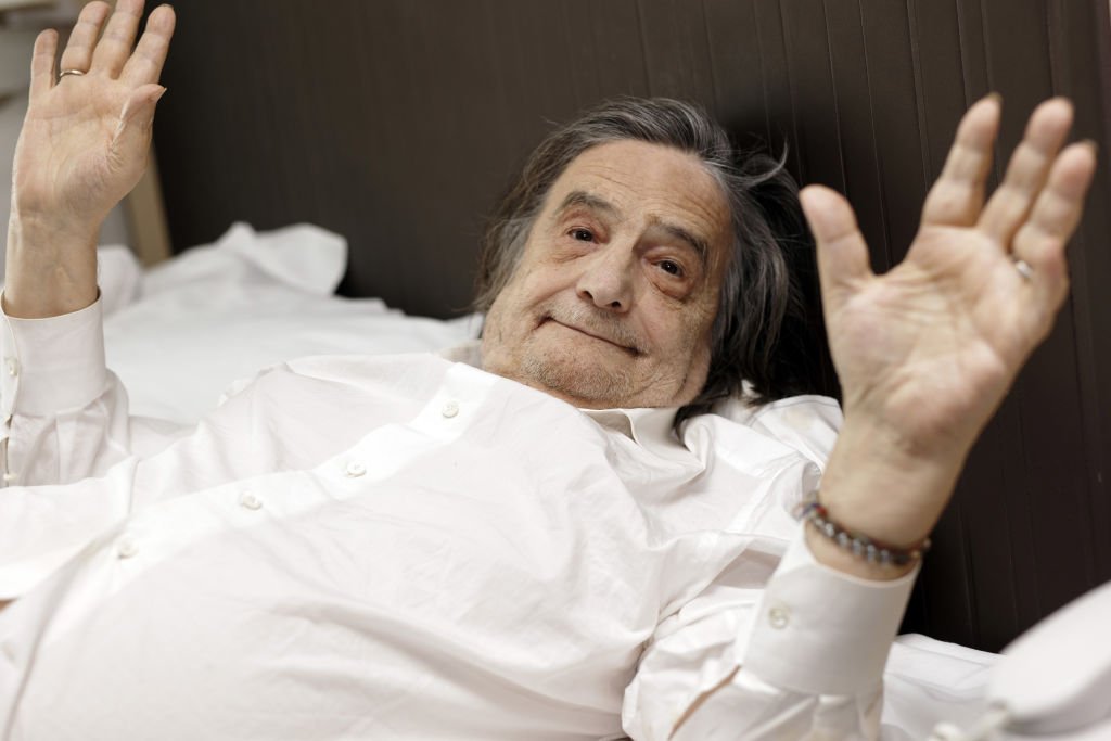 L'acteur Jean-Pierre Leaud pose dans le lit à sa demande lors du Festival du film de Valenciennes, le 21 mars 2018 à Valenciennes, en France. | Photo : Getty Images