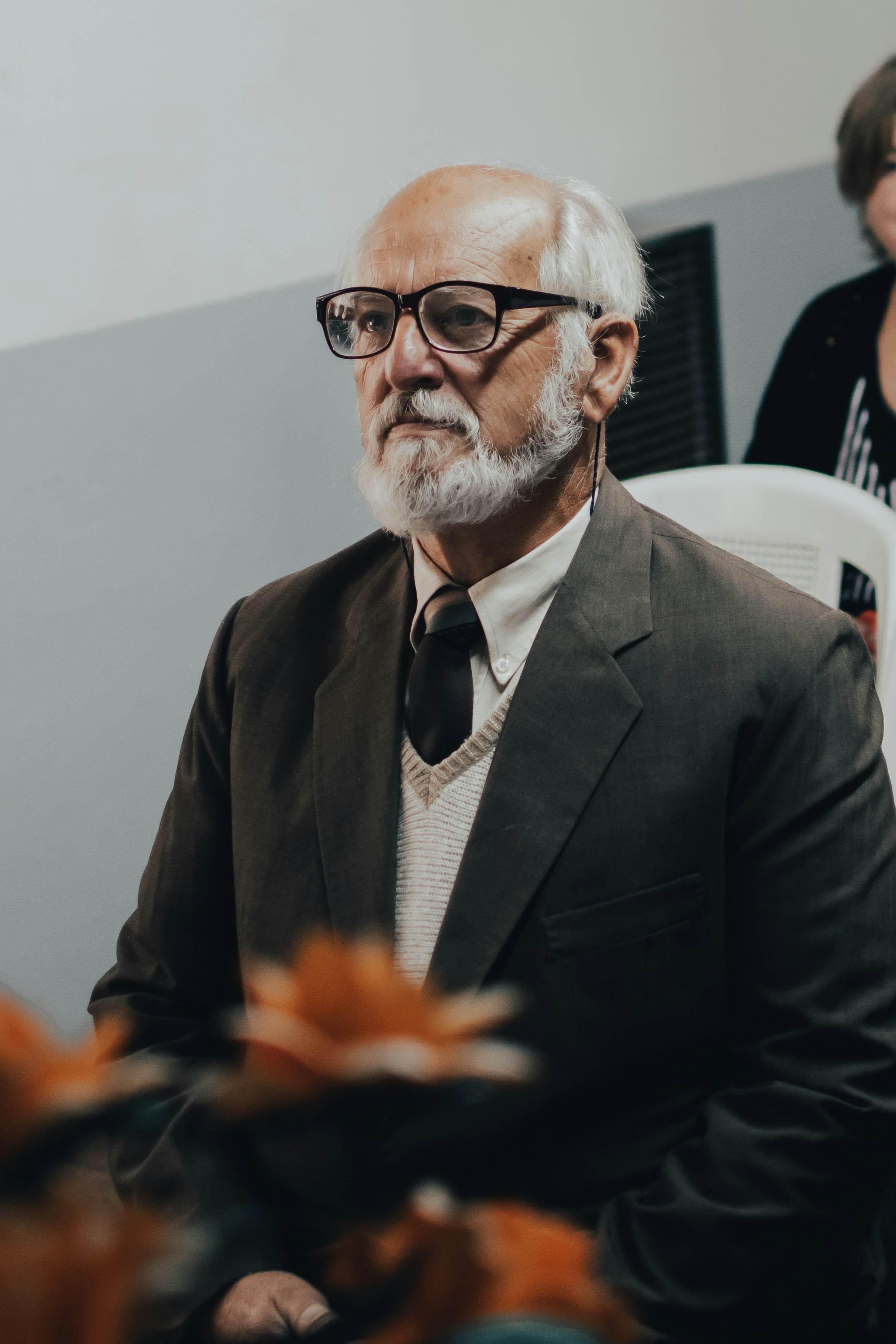 Elderly man in a suit wearing glasses | Source: Unsplash