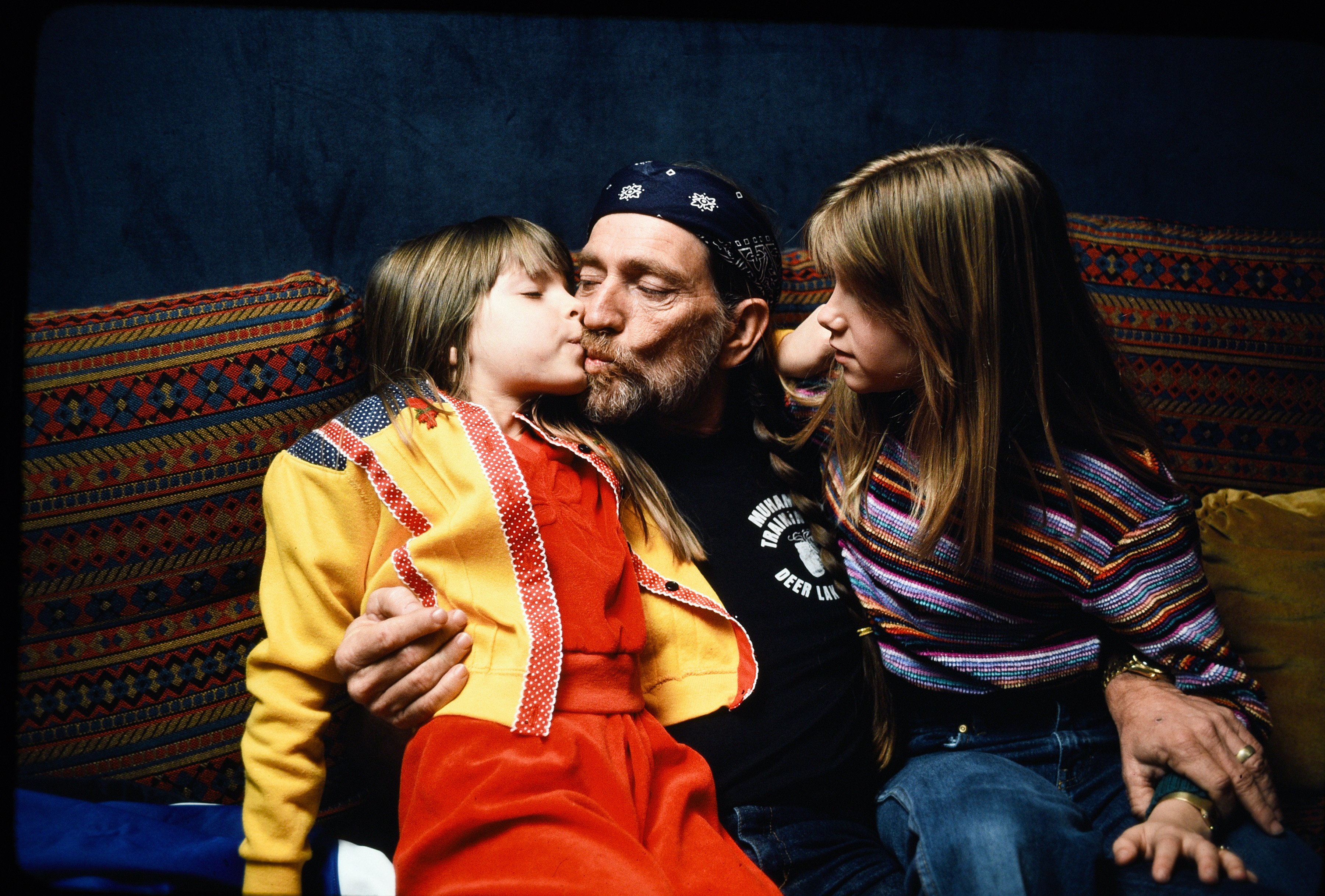 Willie Nelson with his daughters Paula Carlene and Amy Lee Willie Nelson has married four times and fathered seven children on June 18, 1980 in Las Vegas, Nevada | Source: Getty Images