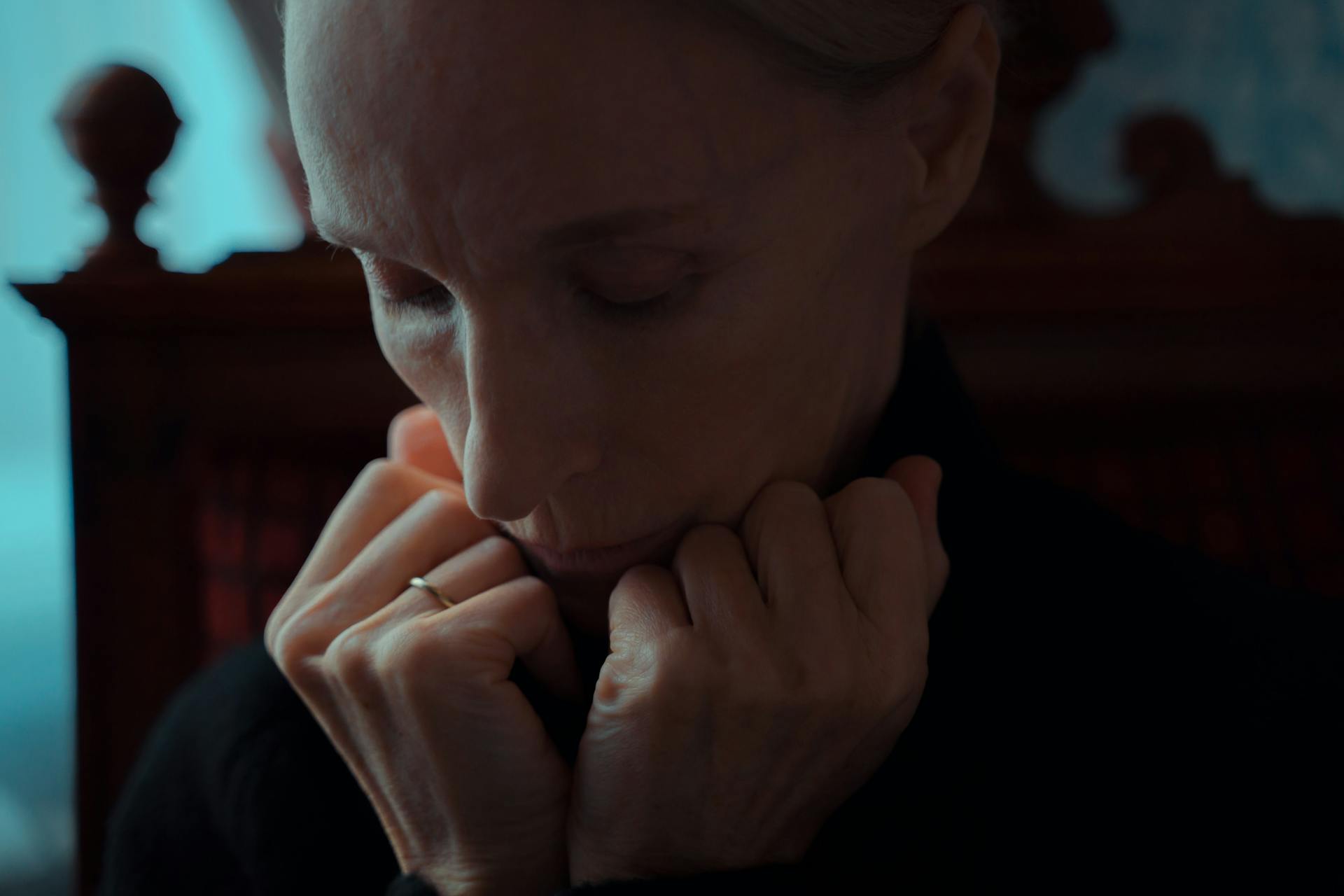 An older woman looking down | Source: Pexels