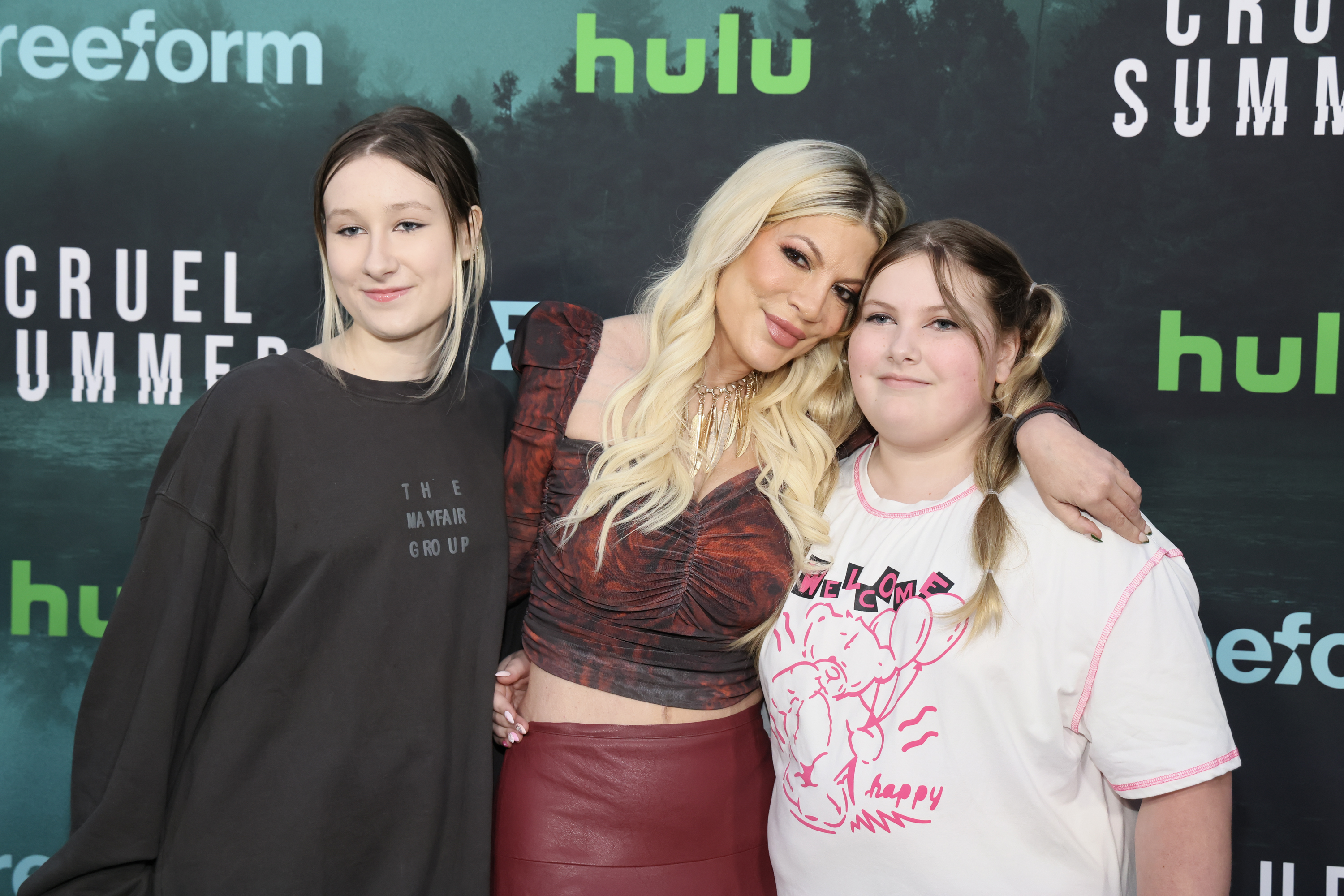 Tori Spelling with her daughters Stella and Hattie McDermott in Los Angeles in 2023 | Source: Getty Images