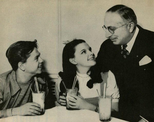 Mickey Rooney, Judy Garland et Louis B. Mayer. | Source : Wikimedia Commons. Mickey Rooney, Judy Garland et Louis B. Mayer. | Source : Wikimedia Commons.