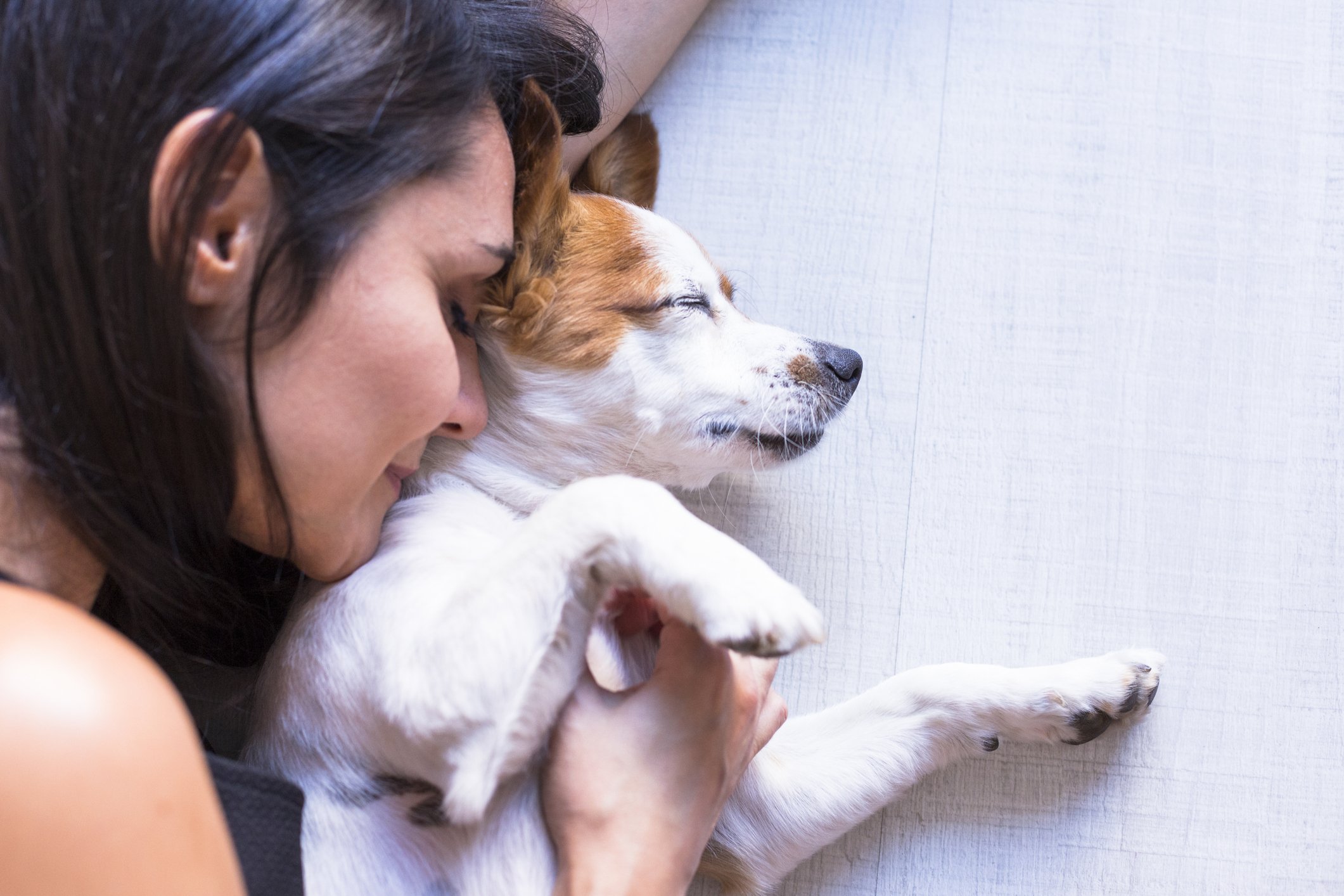 Frau schläft neben ihren Hund I Quelle: Getty Images