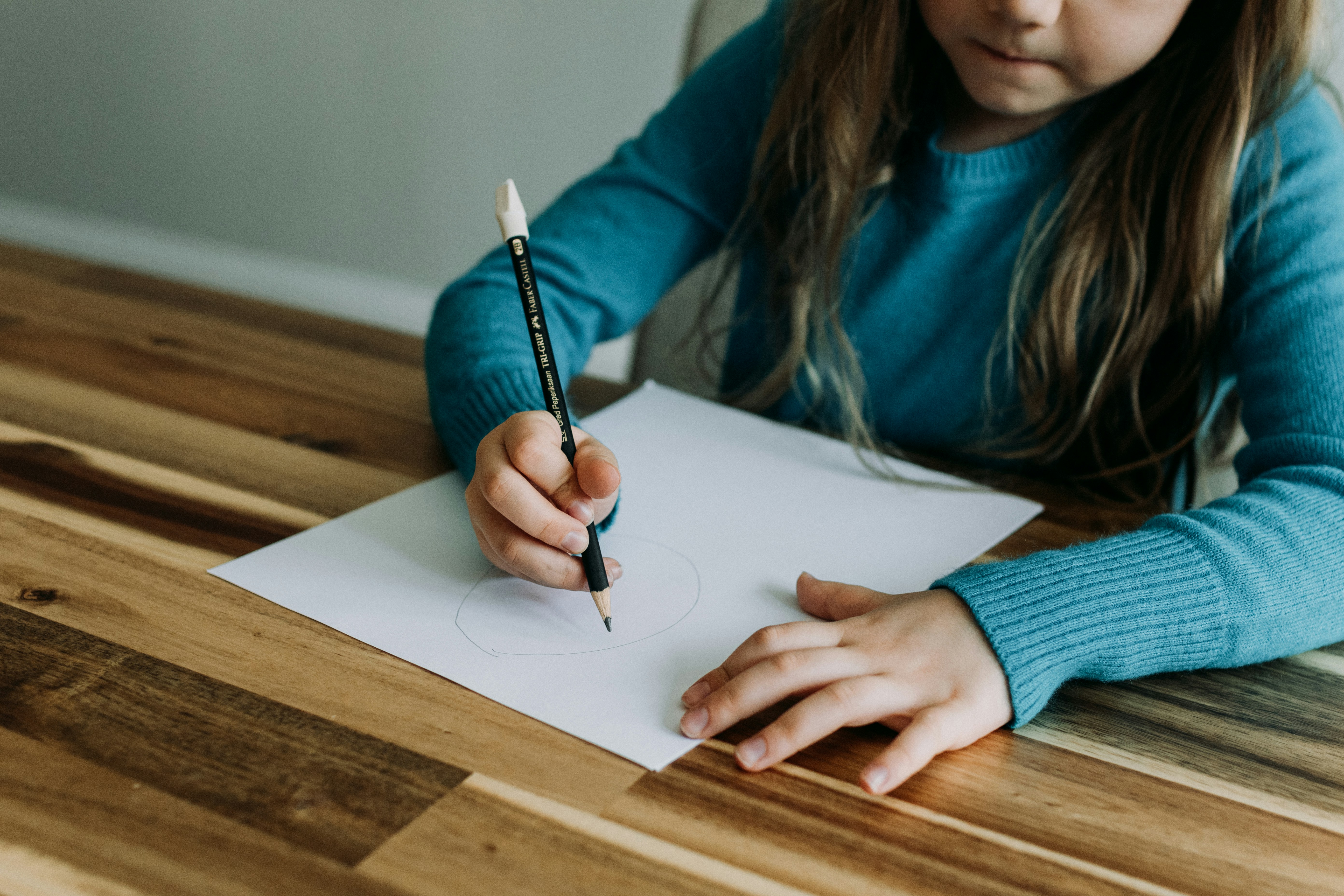 A little girl drawing | Source: Unsplash