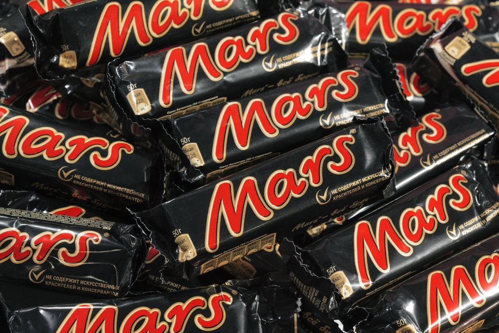 Closeup of many Mars candy chocolat bars | Photo: Shutterstock