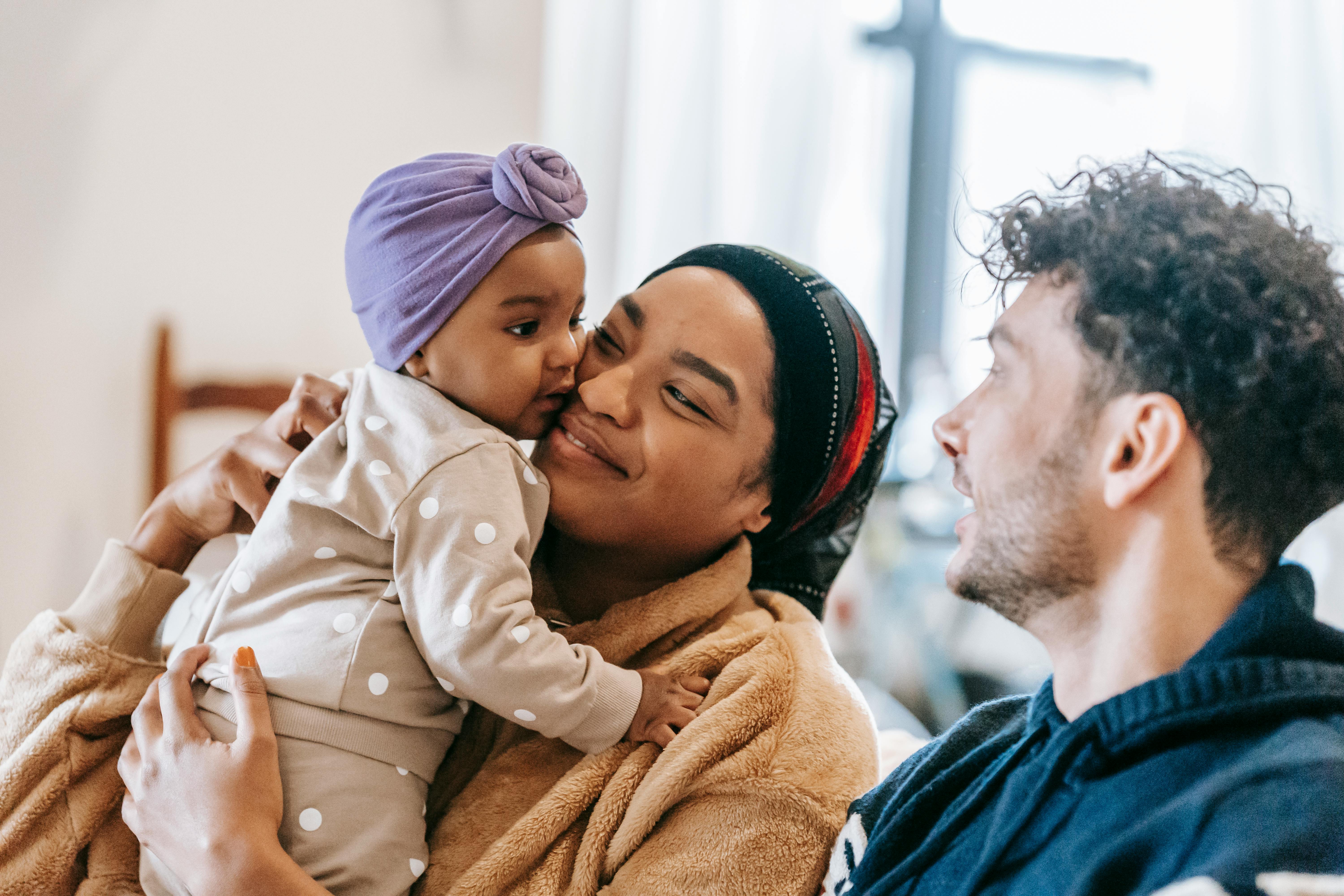 A happy couple bonding with their child | Source: Pexels