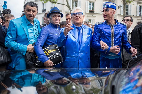 Michou, arrive à la flashMob de la Journée Michou à Paris, avec un code vestimentaire bleu, le 19 avril 2014. |Photo : Getty Images