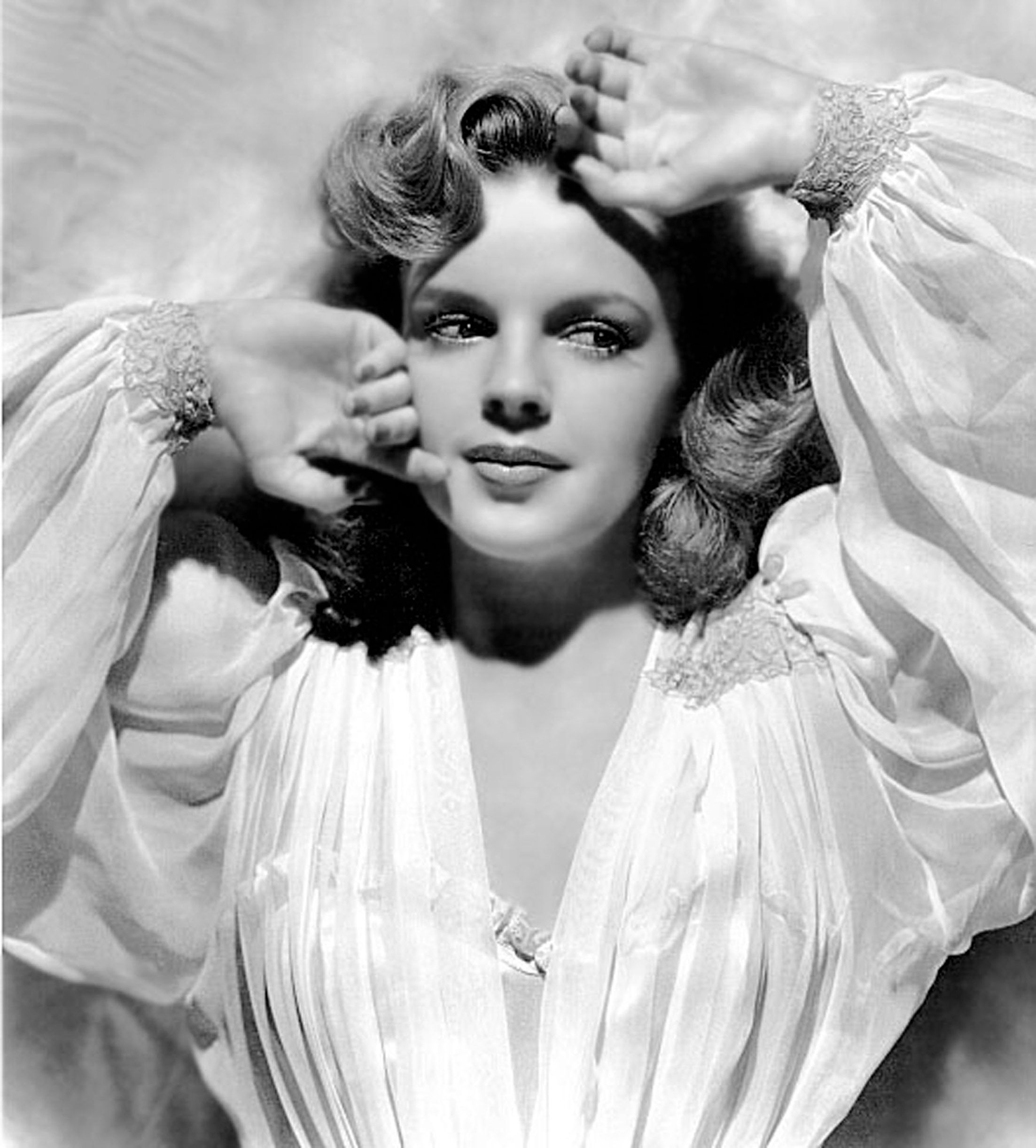 A monochrome portrait of Judy Garland, circa 1942 | Photo: Getty Images