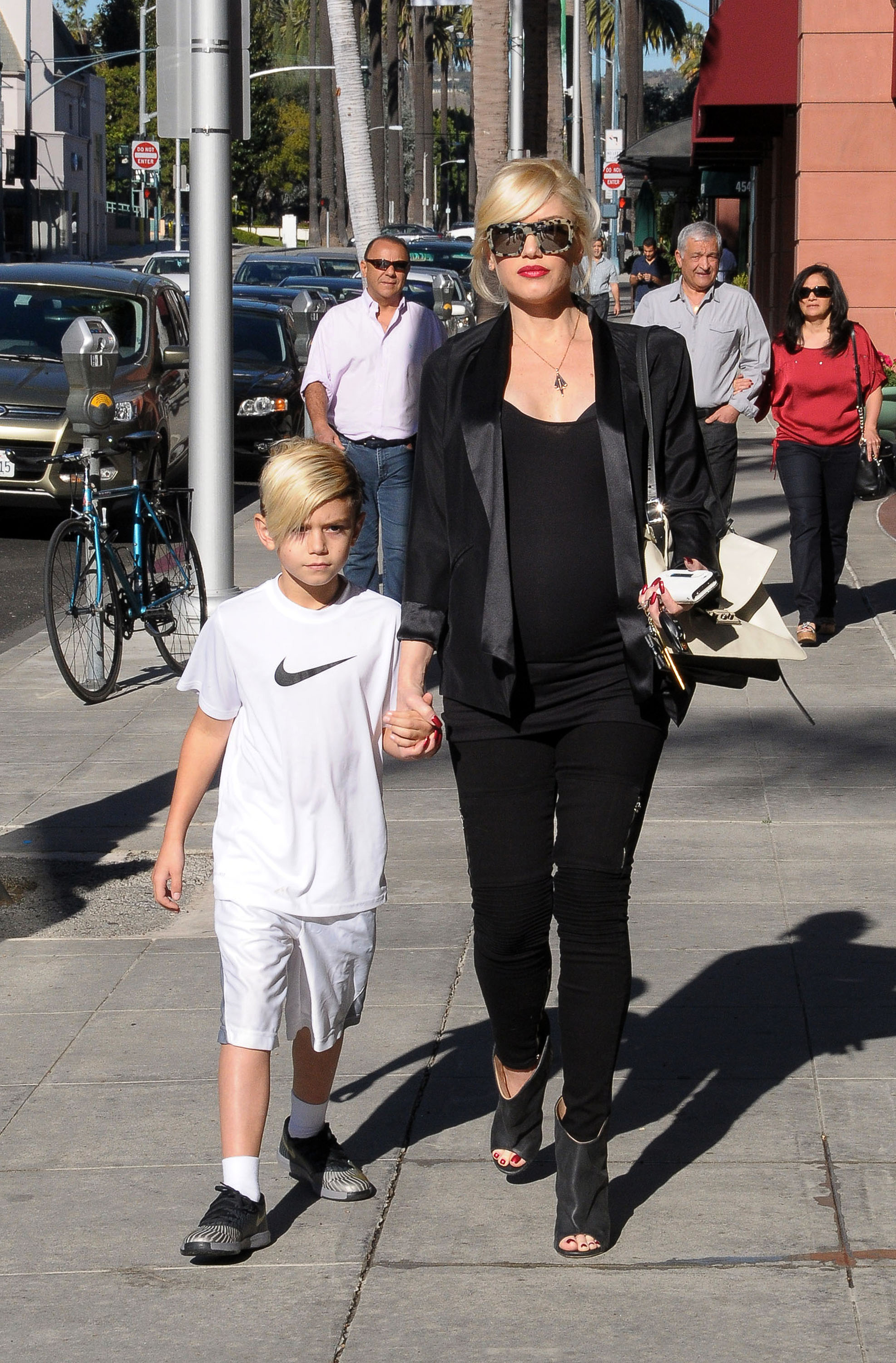 Gwen Stefani is seen with her son, Kingston Rossdale on December 26, 2013 in Beverly Hills, California | Source: Getty Images