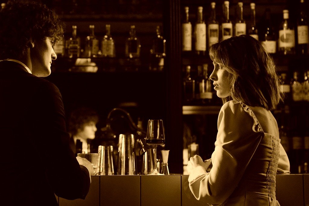 Una mujer y un hombre conversan en un bar. | Foto: Pexels