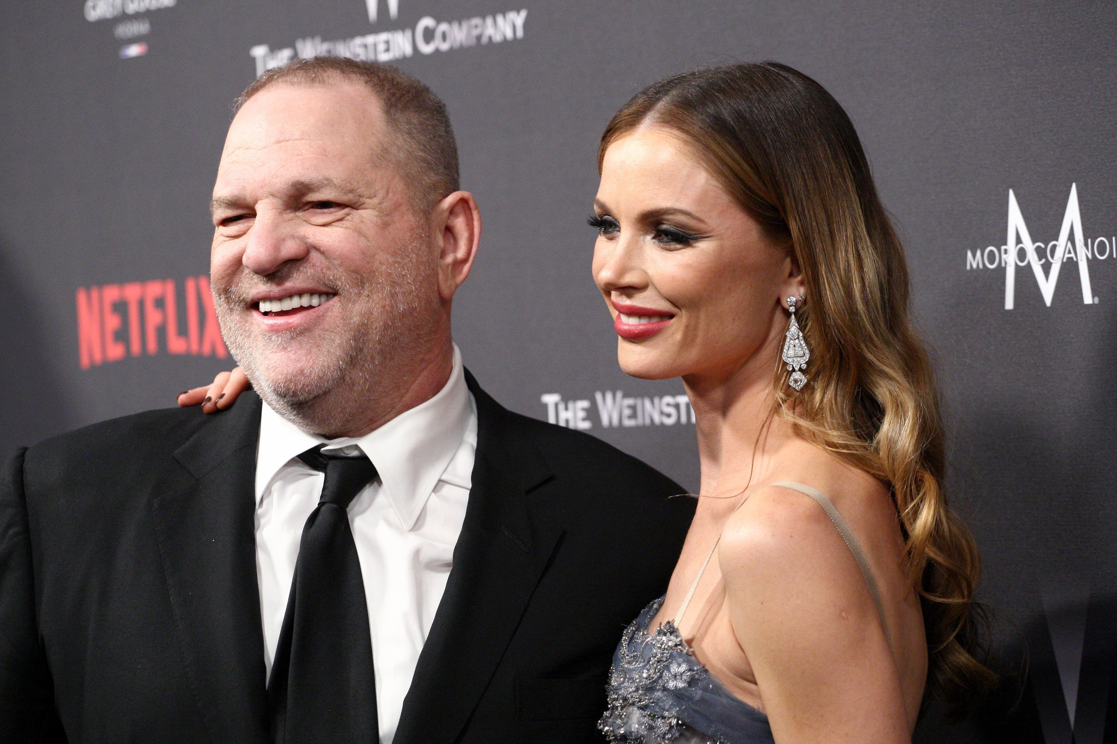 El productor Harvey Weinstein y la diseñadora Georgina Chapman asisten a The Weinstein Company y Netflix Golden Globe Party, presentadas con FIJI Water, Grey Goose Vodka, Lindt Chocolate y Moroccanoil en The Beverly Hilton Hotel el 8 de enero de 2017 en Beverly Hills, California. | Foto: Getty Images El productor Harvey Weinstein y la diseñadora Georgina Chapman asisten a The Weinstein Company y Netflix Golden Globe Party, presentadas con FIJI Water, Grey Goose Vodka, Lindt Chocolate y Moroccanoil en The Beverly Hilton Hotel el 8 de enero de 2017 en Beverly Hills, California. | Foto: Getty Images