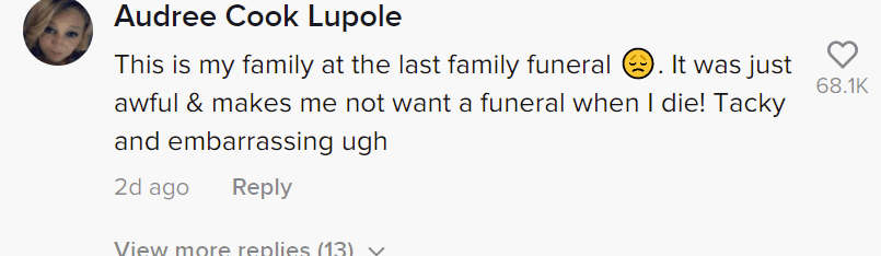 Kommentar einer Nutzerin zum Video einer Frau, die die Teilnehmer der Beerdigung ihrer Schwester ausrief. | Quelle: Tiktok.com/@jazzklassykushco