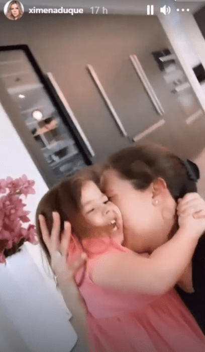 Ximena abrazando a su hija. | Foto: Captura de Instagram/Ximenaduque