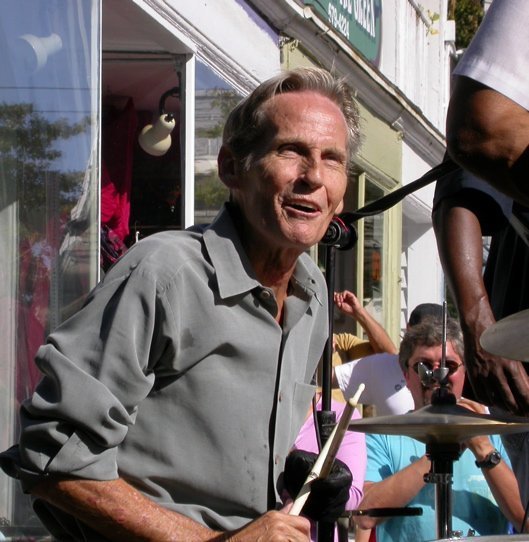 Levon Helm performing on the Village Green. | Source: Wikimedia Commons