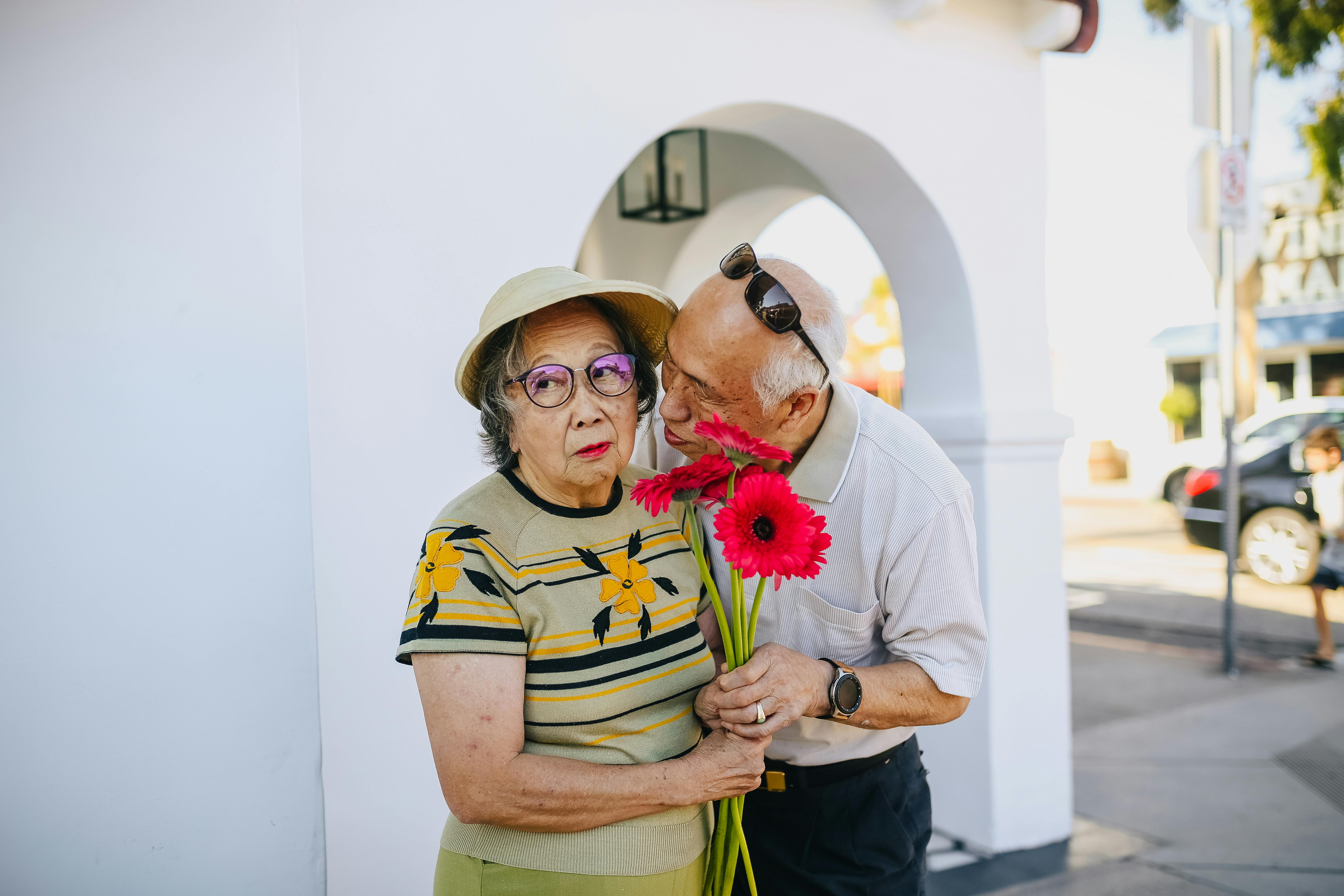 Elderly man kissing his wife | Source: Pexels