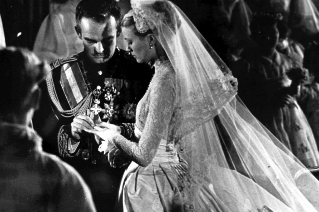 Le Prince Rainier passant la bague au doigt de Grace Kelly le 19 avril 1956. l Source : Getty Images