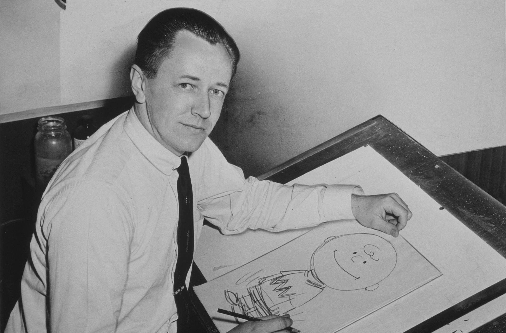 "Peanuts" creator Charles M. Schulz in 1956 | Source: Wikimedia Commons / Roger Higgins, World Telegram staff photographer, Charles Schulz NYWTS, marked as public domain, more details on Wikimedia Commons