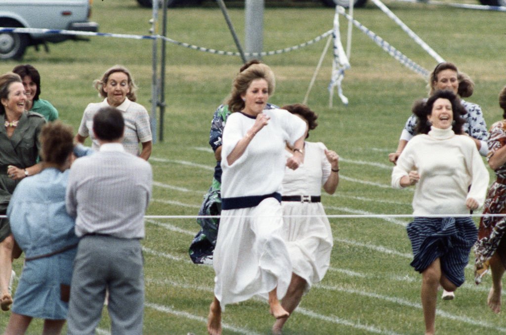 La princesa Diana compite en la carrera de madres en Wetherby Pre-Preparatory School el martes 27 de junio de 1989. | Foto: Getty Images