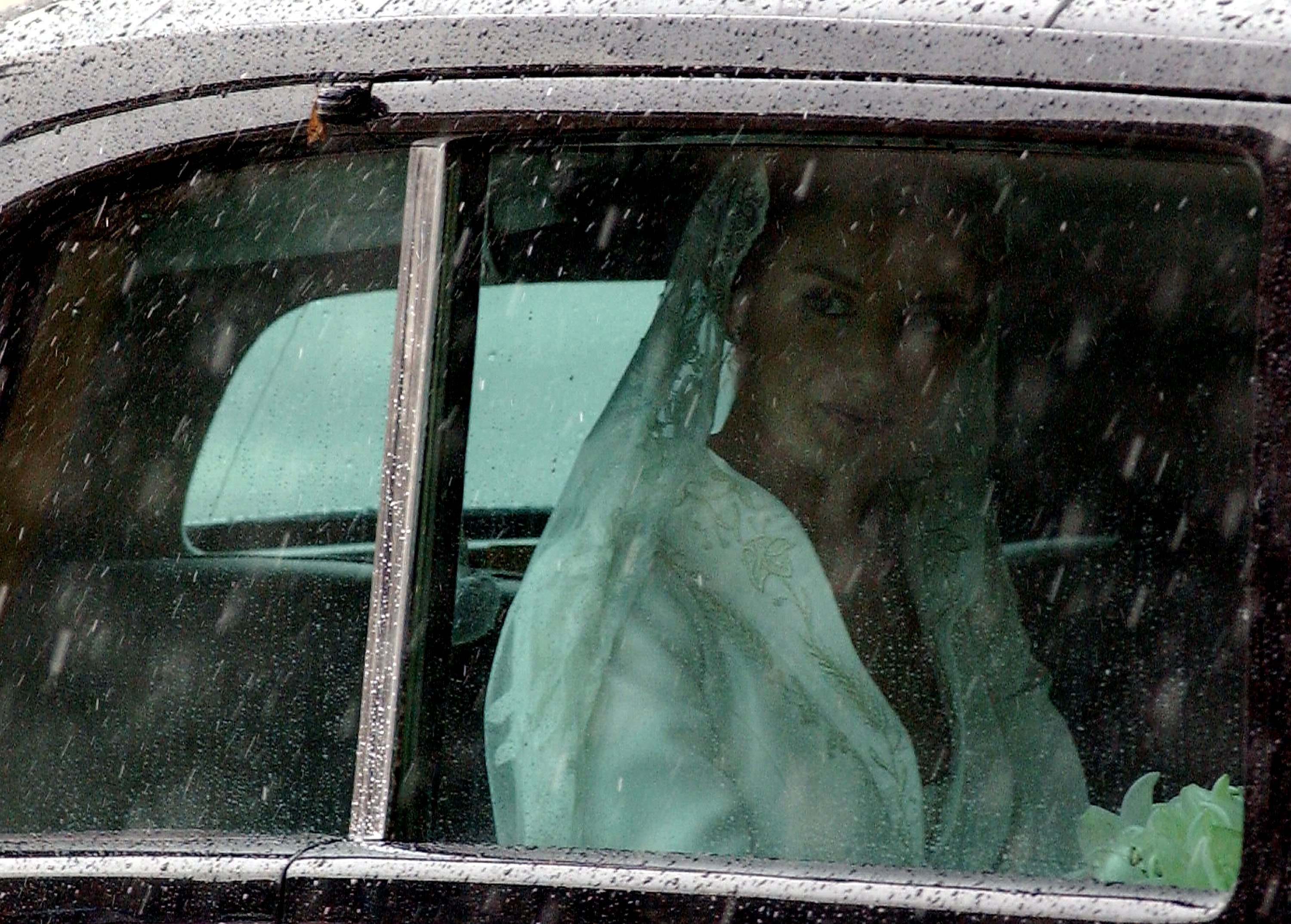 Letizia Ortiz llegando a la catedral de Almudena momentos antes de contraer matrimonio con el príncipe heredero de la corona española, Felipe de Borbón, el 22 de mayo de 2004 || Fuente: Getty Images Letizia Ortiz llegando a la catedral de Almudena momentos antes de contraer matrimonio con el príncipe heredero de la corona española, Felipe de Borbón, el 22 de mayo de 2004 || Fuente: Getty Images