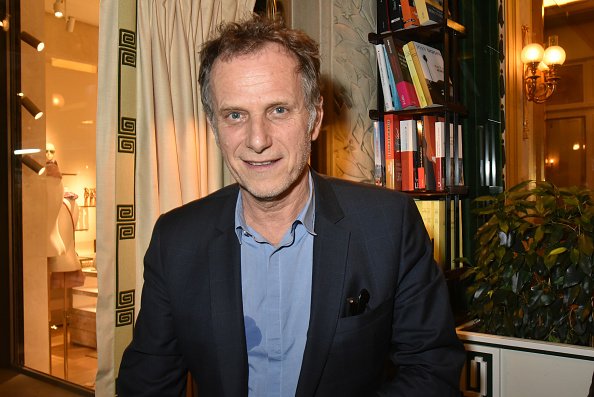 Charles Berling assiste au Deux Magots le 14 janvier 2019 à Paris, France. | Photo : Getty Images Charles Berling assiste au Deux Magots le 14 janvier 2019 à Paris, France. | Photo : Getty Images