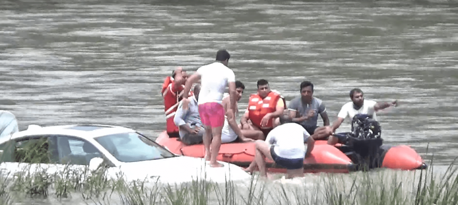 Equipos de rescate tratando de rescatar el BMW. | Fuente: YouTube / Uttarakhand Post