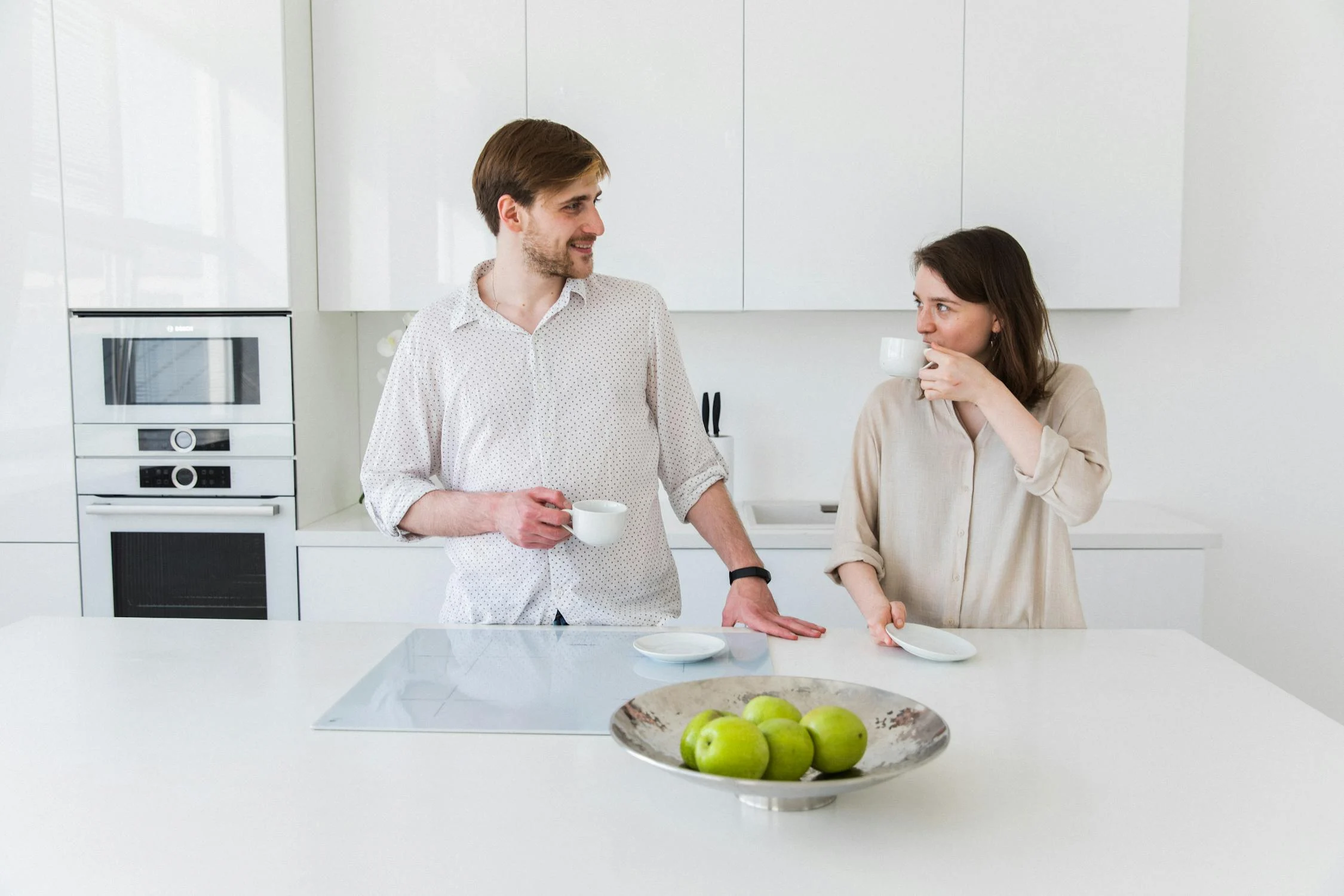 A couple talking over morning coffee | Source: Pexels