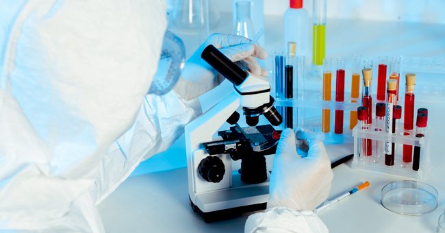 Especialista analizando pruebas en un microscopio. | Foto: Shutterstock