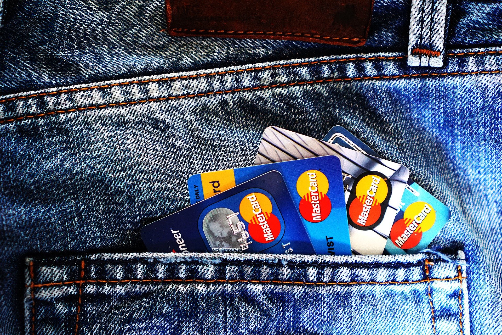 Pocket filled with credit cards. | Photo: Pixabay/TheDigitalWay 