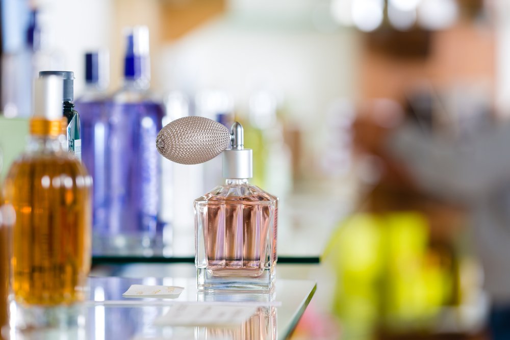 An elegant bottle of perfume in a shop. | Photo: Shtterstock