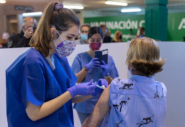 Un agent de santé vaccine une femme. |Photo : Getty Images