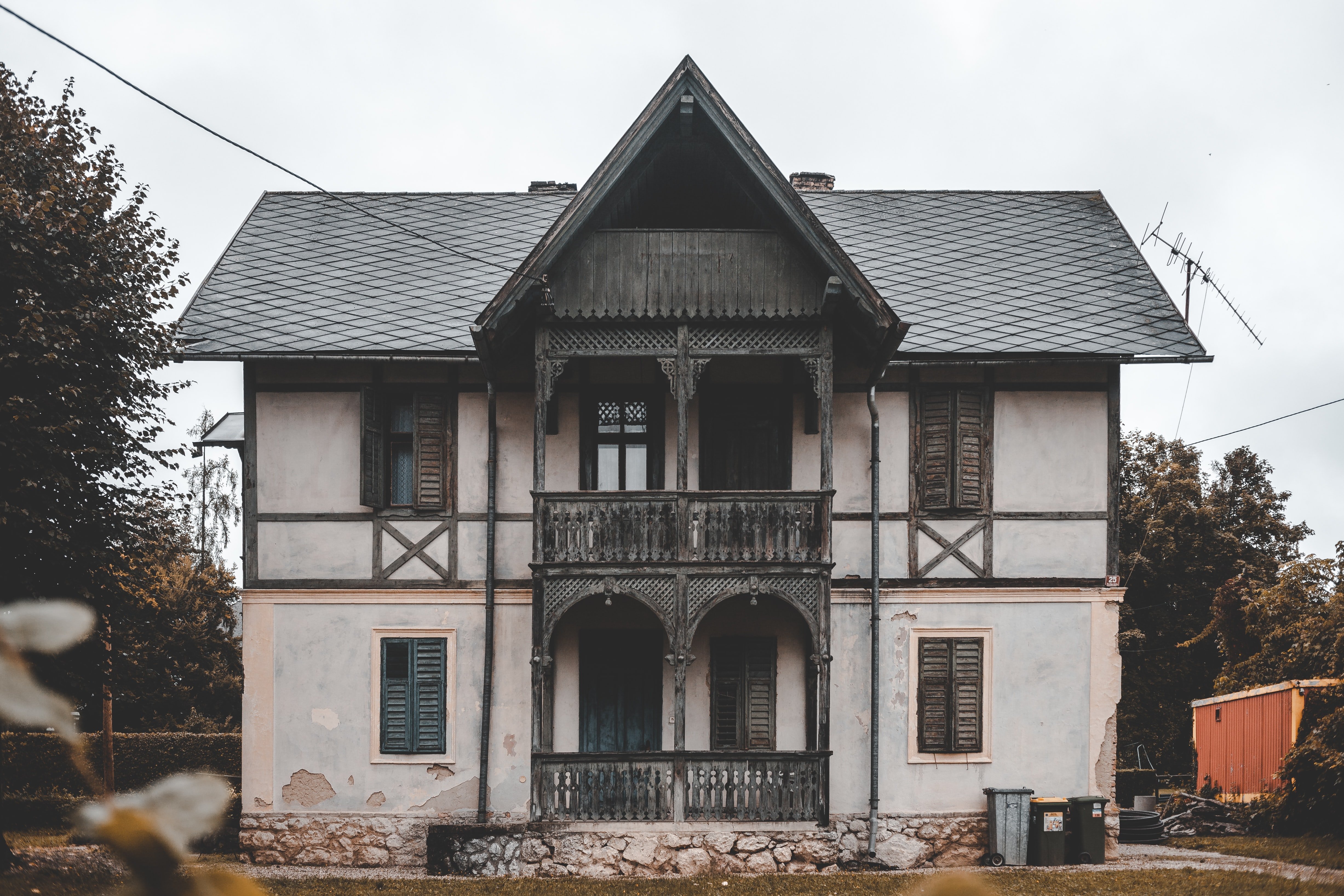 Chris dropped the food packet at an old house | Photo: Unsplash