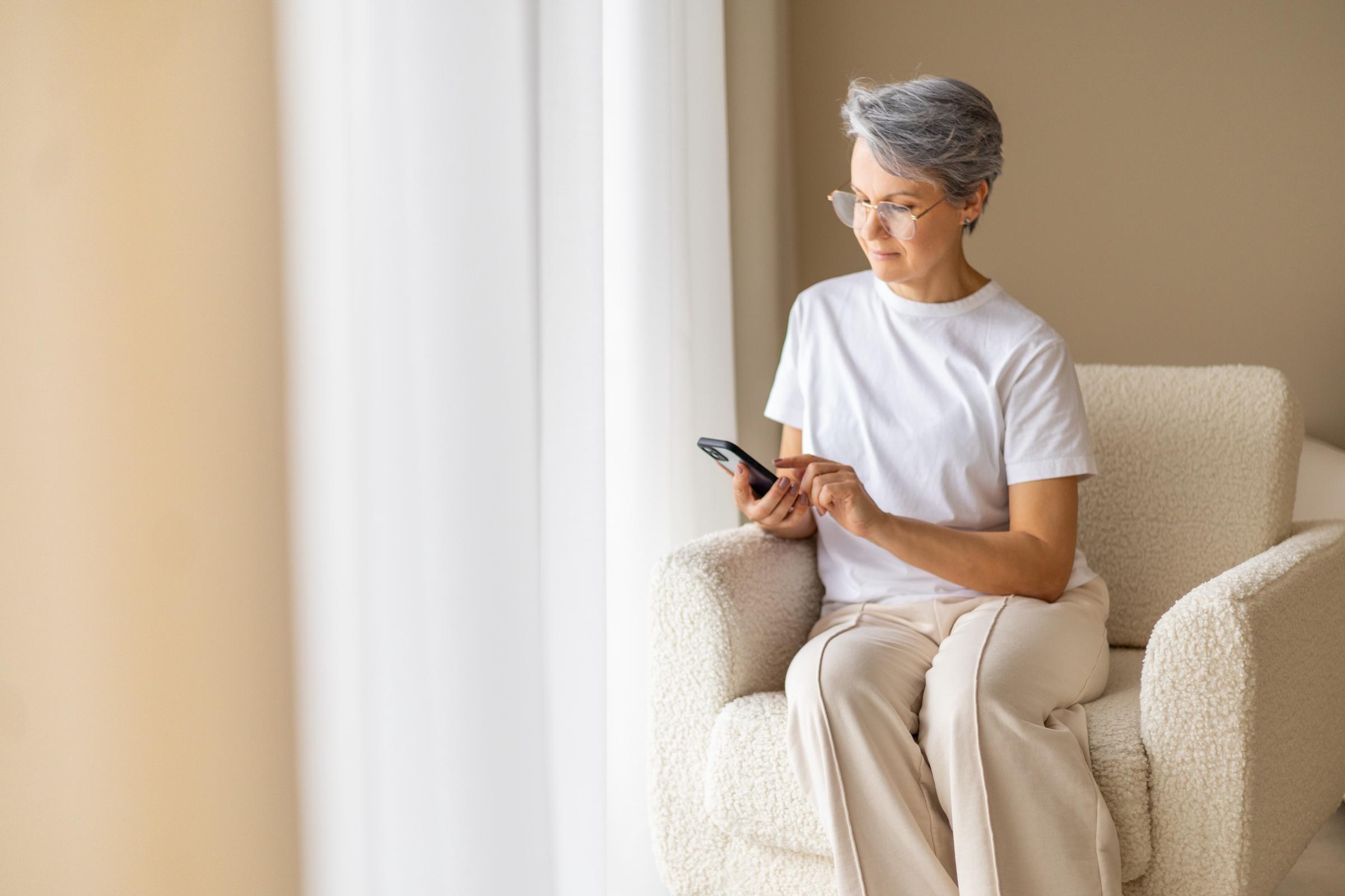 A woman wearing a comfortable top and pants | Source: Pexels