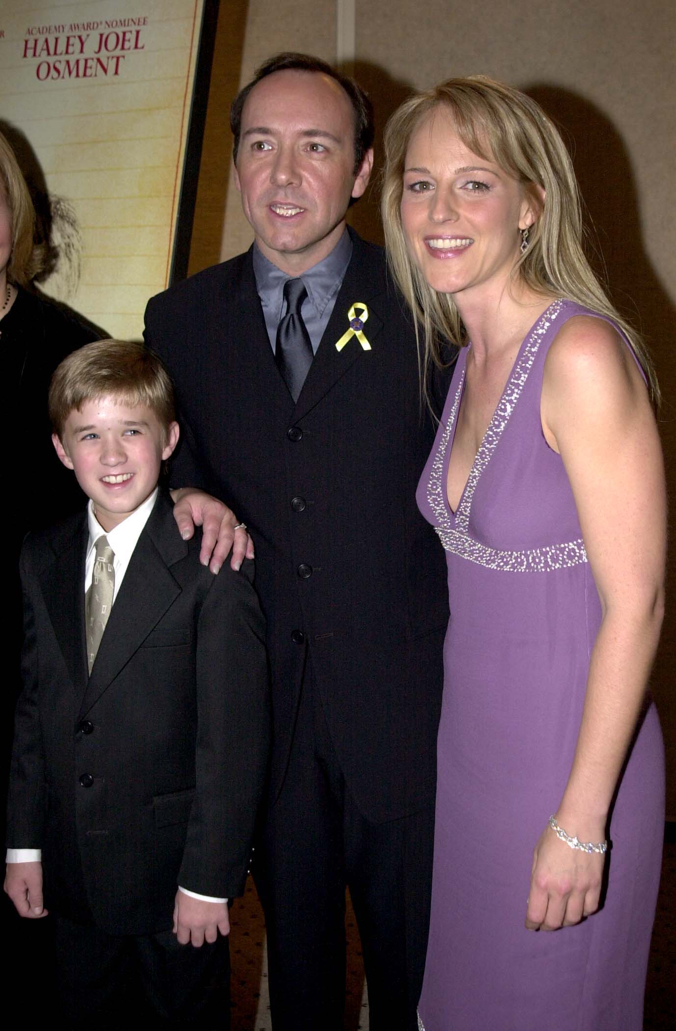 Helen Hunt, Haley Joel Osment, and Kevin Spacey attend the "Pay It Forward" Premiere in 2000 in Los Angeles, California. | Source: Getty Images