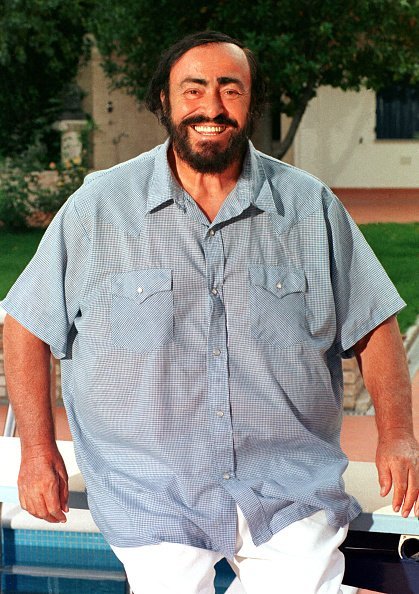 Luciano Pavarotti at his summer residence in Pesaro, Italy in 1998 | Photo: Getty Images