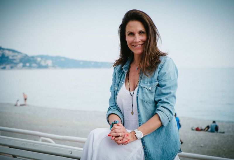 'actrice française Astrid Veillon assiste au Festival du Livre de Nice 2013 et pose devant la mer sur la "Promenade des Anglais" le 8 juin 2013 à Nice, France. | Photo : Getty Images