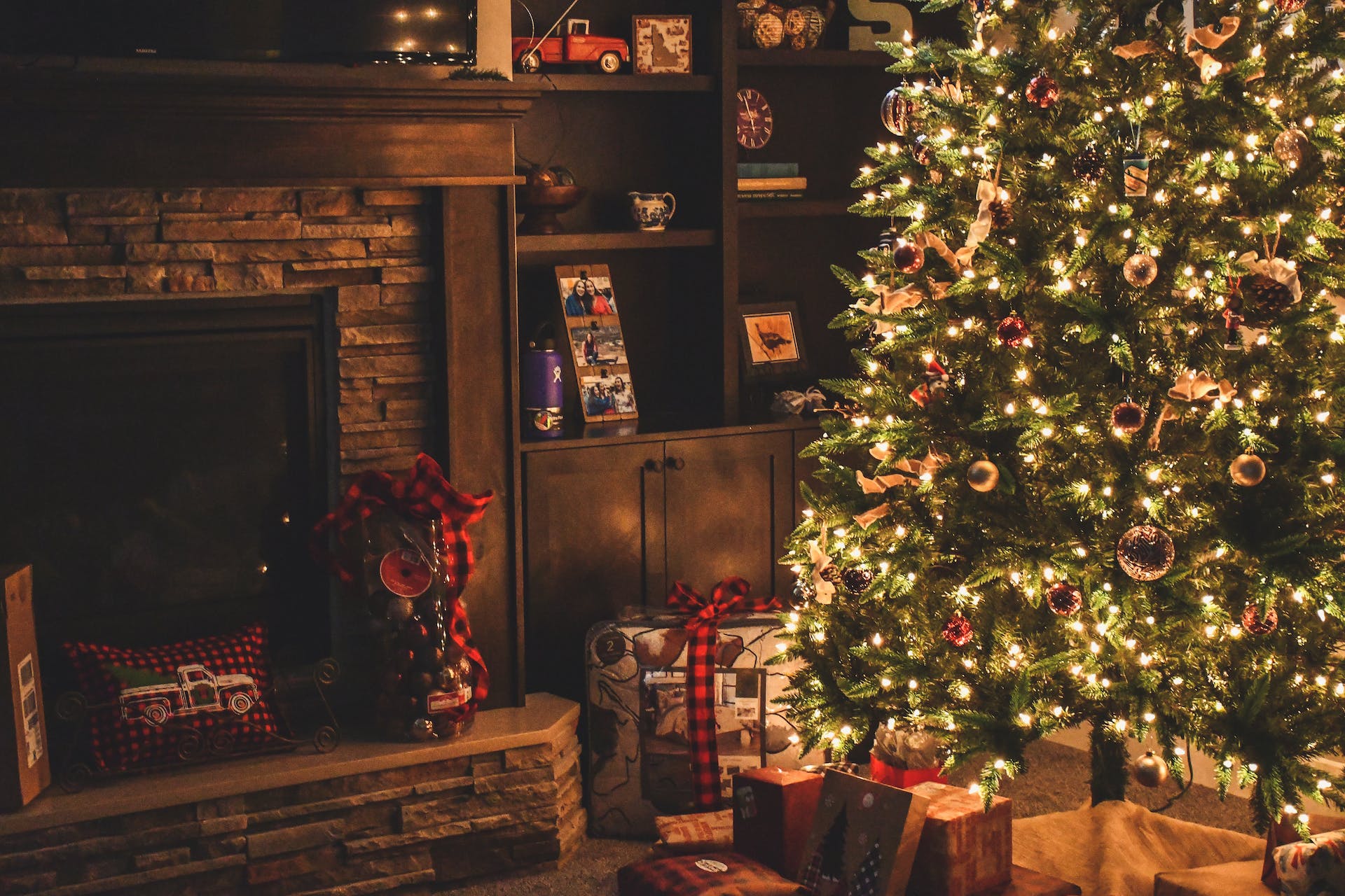 Christmas tree with presents. | Source: Pexels