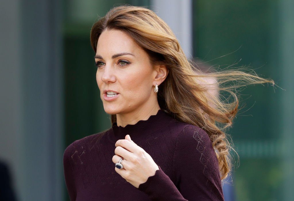 Kate Middleton part après une visite au Centre Angela Marmont sur la biodiversité britannique au Natural History Museum | Photo: Getty Images