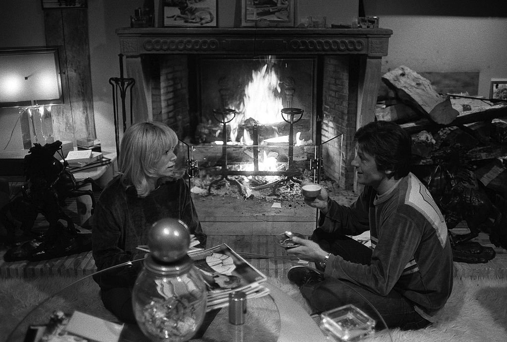 Mireille Darc et Alain Delon dans leur manoir à Douchy, France en Novembre 1980| photo : Getty Images