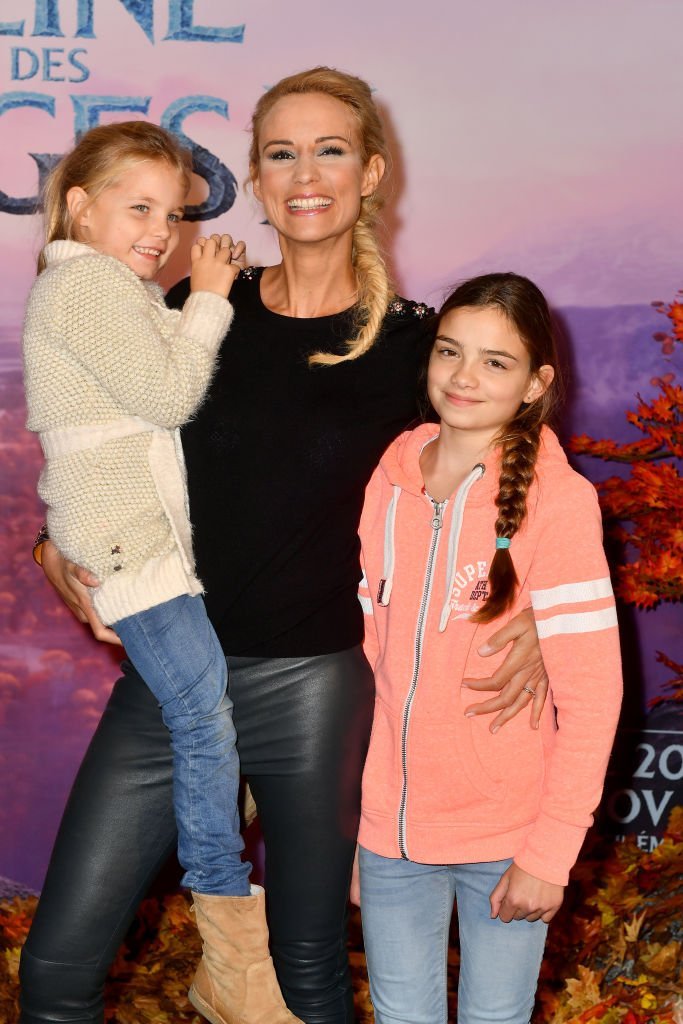 Elodie Gossuin et ses filles assistent à la projection de "Frozen 2" au cinéma Le Grand Rex le 13 novembre 2019 à Paris, France. | Photo : Getty Images